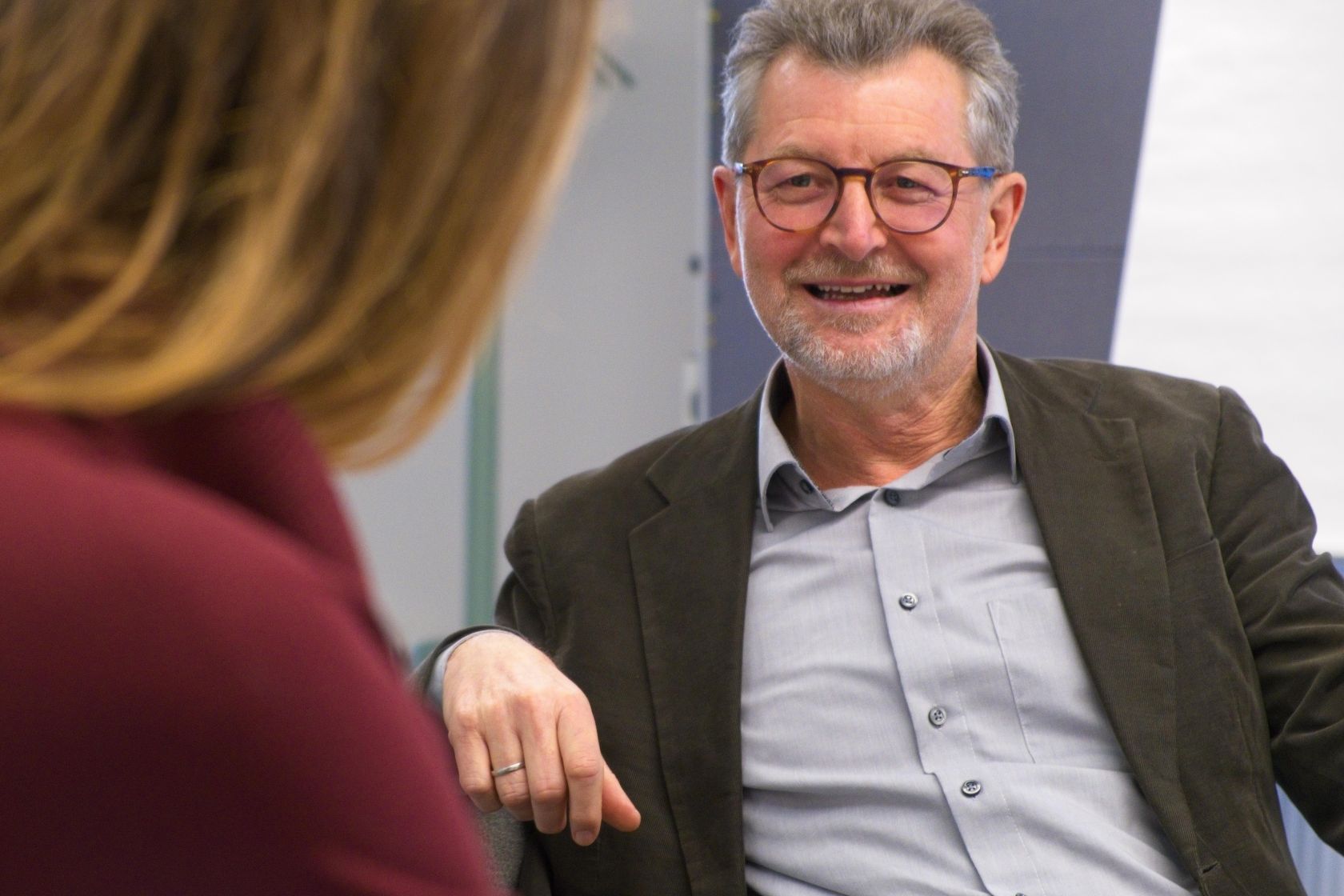 Erich Huber spricht mit Anna Raith.