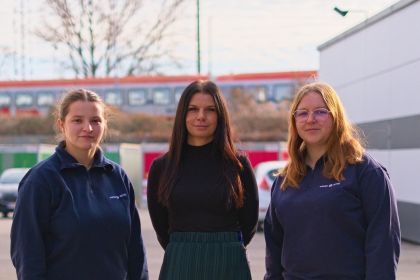 Dragana Bumbeš, Melanie Endl und Michaela Svitak stehen nebeneinander und blicken Richtung Kamera.