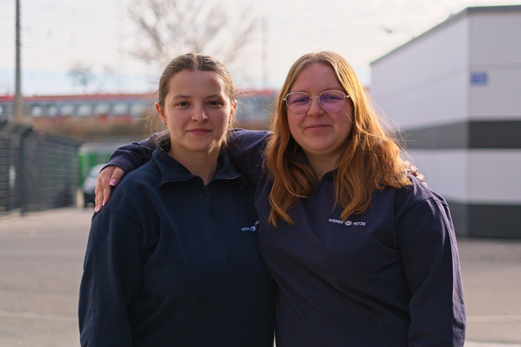 Dragana Bumbeš und Melanie Endl legen sich gegenseitig den Arm über die Schultern und lächeln.