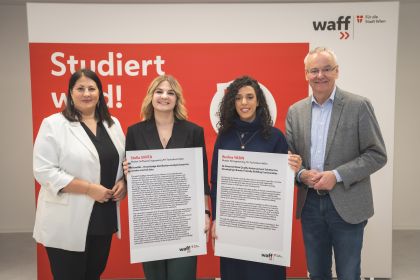 VzBgmin Kathrin Gaal - WAFF Geschäftsführer Fritz Meißl und zwei Absolventinnen der Ausbildungsinitiative für berufsbegleitendes Studieren